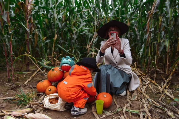 Halloween Gyerekek Nők Sétálnak Kukoricaföldön — Stock Fotó