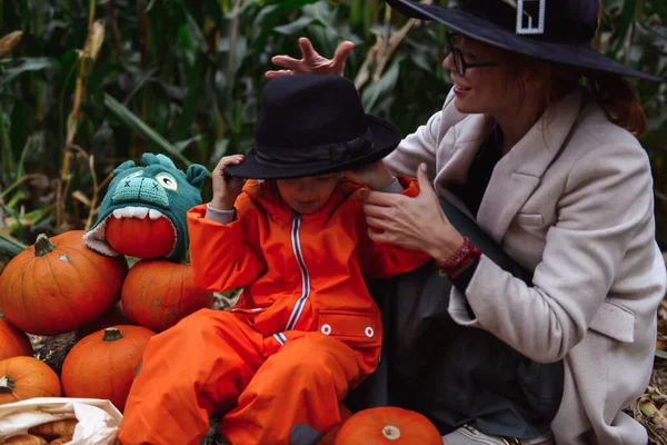 Halloween Gyerekek Nők Sétálnak Kukoricaföldön — Stock Fotó