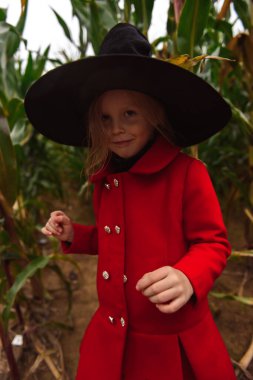 Cadılar Bayramı kızı mısır tarlasında yürüyor