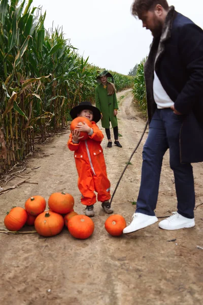 Crianças Halloween Andando Milheiral — Fotografia de Stock