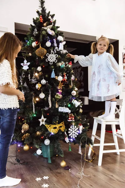 Παιδιά Στολίζουν Χριστουγεννιάτικο Δέντρο — Φωτογραφία Αρχείου