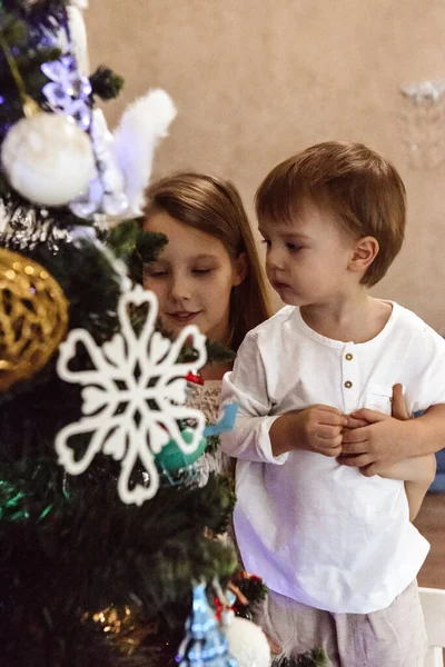 Παιδιά Στολίζουν Χριστουγεννιάτικο Δέντρο — Φωτογραφία Αρχείου