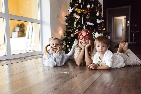 Barn Leker Med Ljus Nära Julgranen — Stockfoto