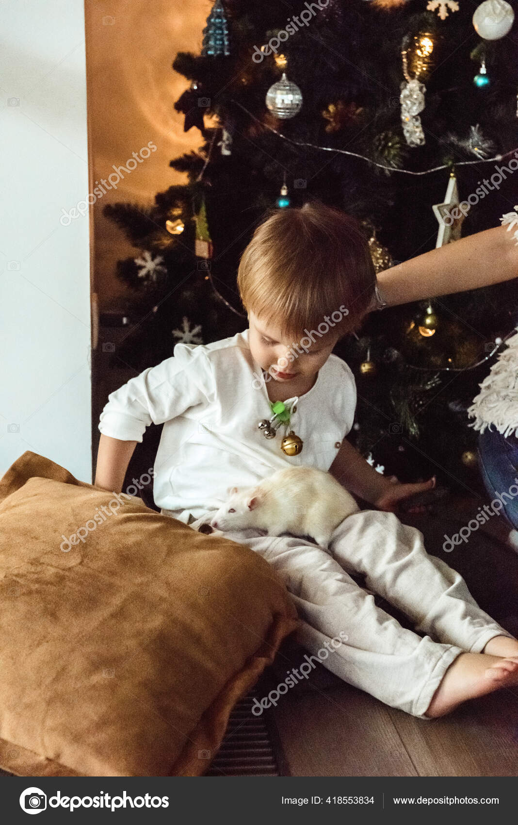 クリスマスツリーの近くでネズミと遊ぶ子供たち ストック写真 C Anastasia Goryainova