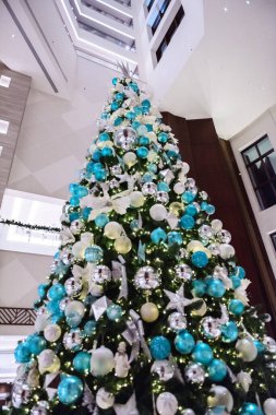 Kocaman bir Noel ağacı süslenmiş.
