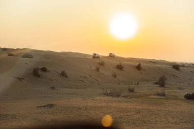 Arabalar Emirliğin kumlarında hızla ilerliyor.