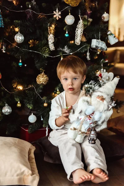 Αγόρι Παιχνίδια Κοντά Στο Χριστουγεννιάτικο Δέντρο — Φωτογραφία Αρχείου