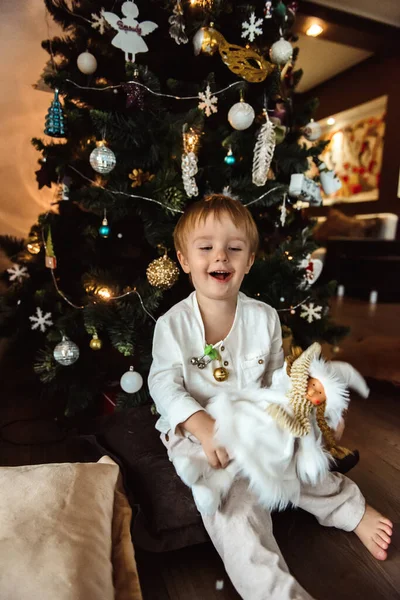 Αγόρι Που Γελάει Παιχνίδια Κοντά Στο Χριστουγεννιάτικο Δέντρο — Φωτογραφία Αρχείου
