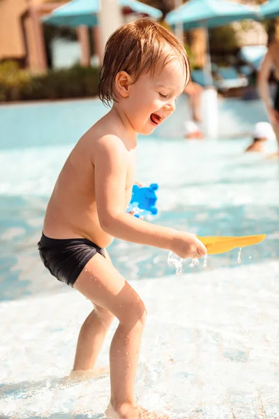 プールでおもちゃで遊んでる男の子 — ストック写真