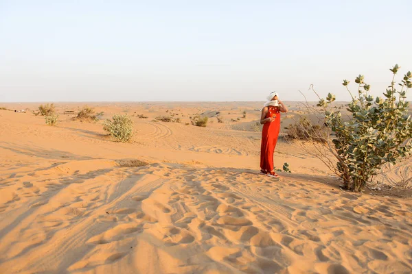 Chica Con Vestido Brillante Turbante Las Arenas Del Emirato Atardecer —  Fotos de Stock