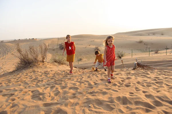 Niños Jugando Las Arenas Del Emirato —  Fotos de Stock