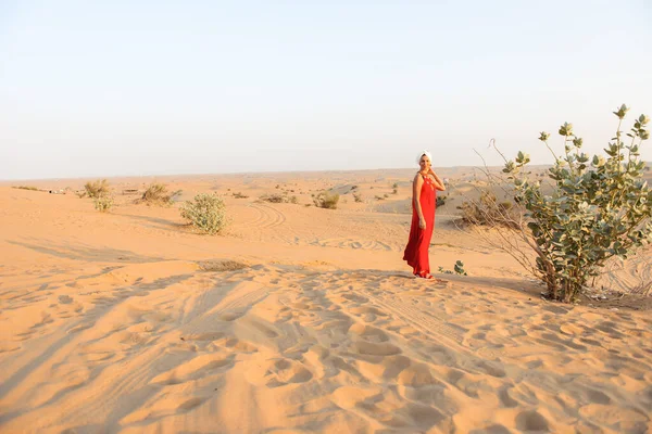 Chica Con Vestido Brillante Turbante Las Arenas Del Emirato Atardecer —  Fotos de Stock