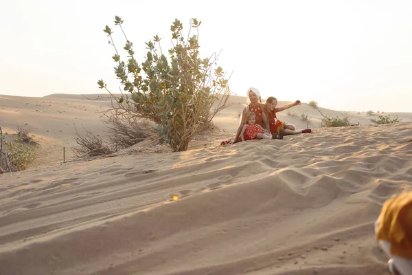 Mutter Mit Kindern Sand Des Emirats — Stockfoto