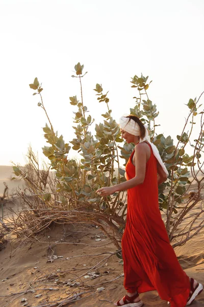 Parlak Elbiseli Bir Kız Güneş Batarken Emirliğin Kumlarında Bir Türban — Stok fotoğraf