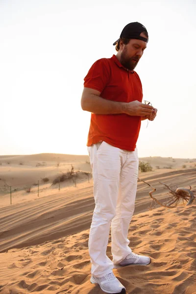 Homem Shirt Vermelha Nas Areias Emirado — Fotografia de Stock