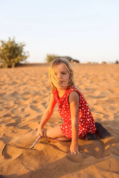 Dziewczynka Czerwonej Sukience Piasku Emiratu — Zdjęcie stockowe