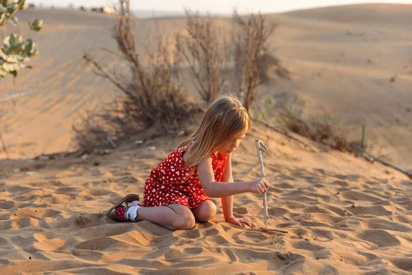 Klein Meisje Een Rode Jurk Het Zand Van Het Emiraat — Stockfoto