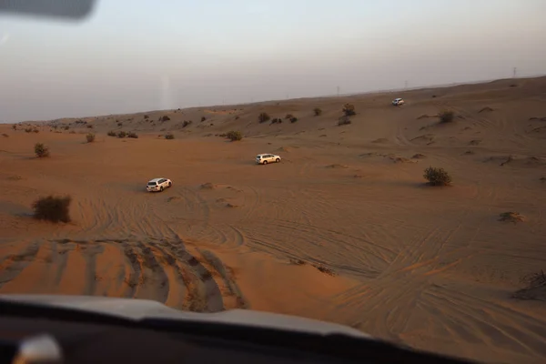 Автомобили Быстро Едут Пескам Эмирата — стоковое фото