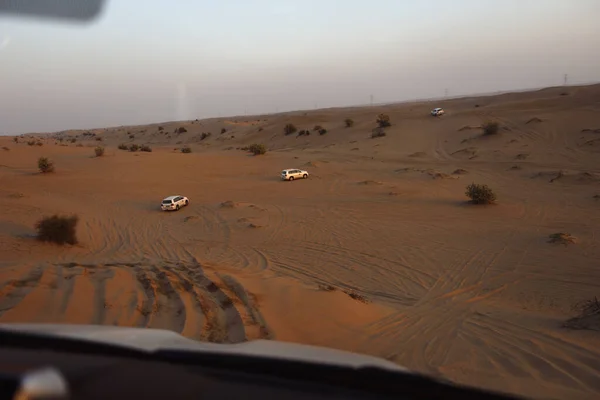 Coches Que Conducen Rápido Través Las Arenas Del Emirato —  Fotos de Stock