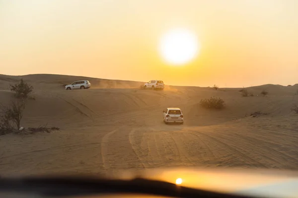 Arabalar Emirliğin Kumlarında Hızla Ilerliyor — Stok fotoğraf