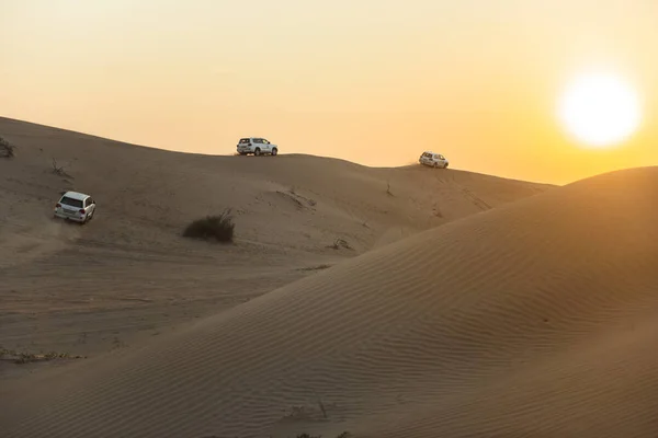 Autos Fahren Schnell Über Den Sand Des Emirats — Stockfoto