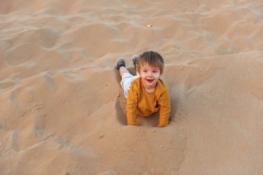 Emirliğin kumlarında küçük bir çocuk