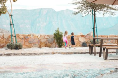 Çocuklar bir kafede gülüp oynuyorlar.