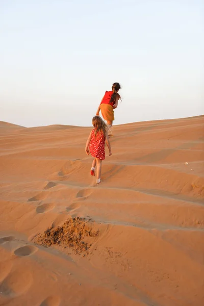 Niños Jugando Las Arenas Del Emirato —  Fotos de Stock