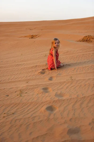 Emirliğin Kumlarında Kırmızı Elbiseli Küçük Kız — Stok fotoğraf