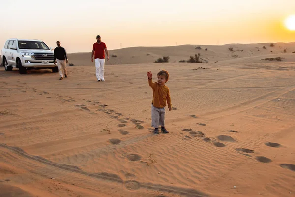 Papà Con Bambini Nelle Sabbie Dell Emirato — Foto Stock