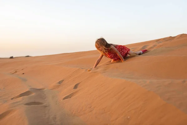 Niña Con Vestido Rojo Las Arenas Del Emirato —  Fotos de Stock