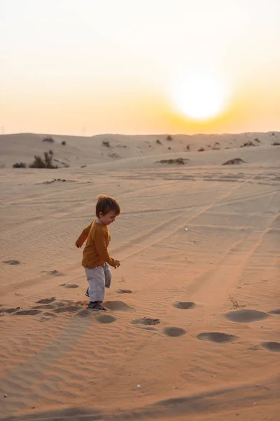 Mały Chłopiec Piasku Emiratu — Zdjęcie stockowe