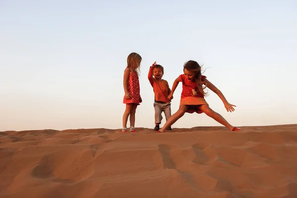 Bambini Che Giocano Nelle Sabbie Dell Emirato — Foto Stock