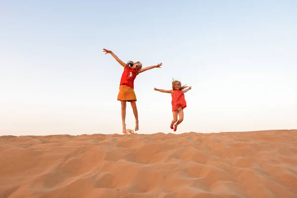 Дети Играющие Песках Эмирата — стоковое фото