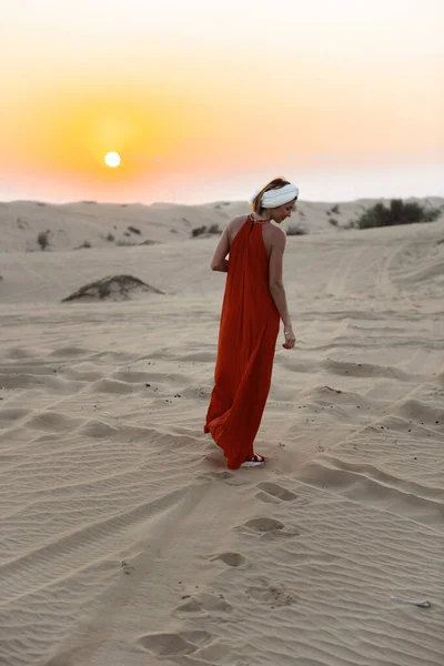 Parlak Elbiseli Bir Kız Güneş Batarken Emirliğin Kumlarında Bir Türban — Stok fotoğraf