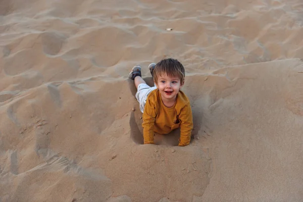 Kleine Jongen Het Zand Van Het Emiraat — Stockfoto