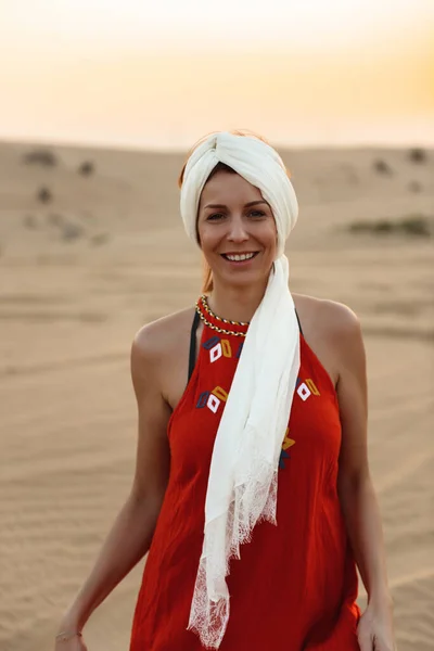 Chica Con Vestido Brillante Turbante Las Arenas Del Emirato Atardecer — Foto de Stock