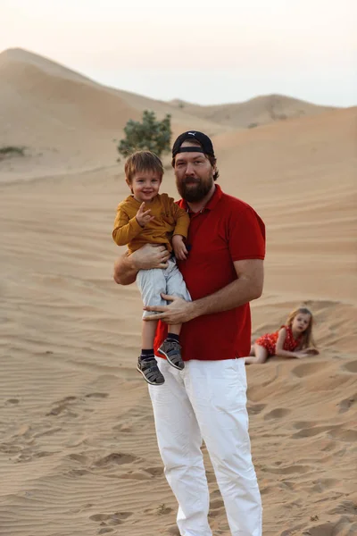 Pai Brincando Com Seu Filho Nas Areias Emirado — Fotografia de Stock