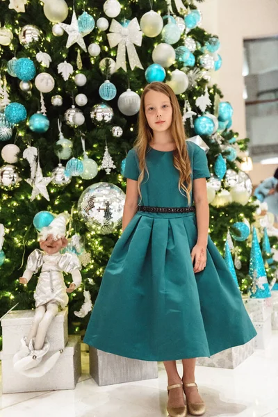 Κομψό Κορίτσι Δίπλα Στο Χριστουγεννιάτικο Δέντρο — Φωτογραφία Αρχείου