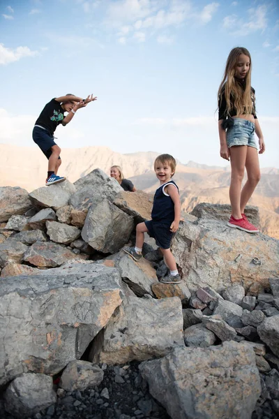 Niños Jugando Las Montañas Del Emirato Atardecer — Foto de Stock