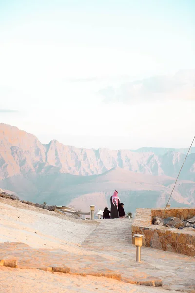 Persone Che Camminano Abaia Montagna Emirano Tramonto — Foto Stock