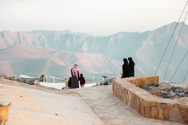 Persone Che Camminano Abaia Montagna Emirano Tramonto — Foto Stock