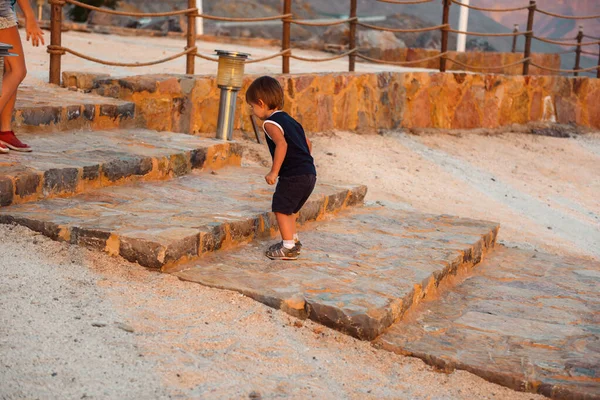 Niños Caminando Las Montañas Parque Infantil —  Fotos de Stock