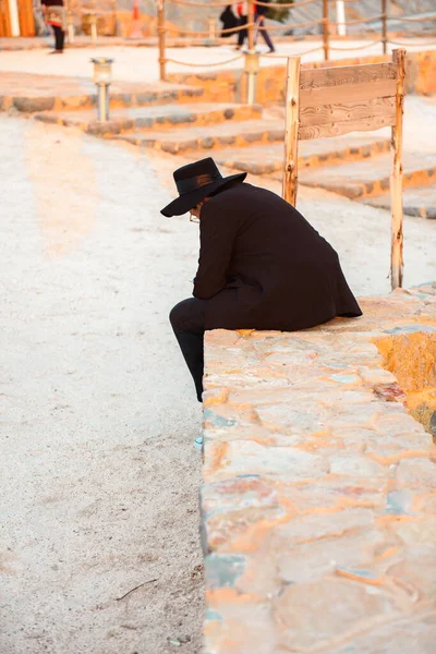 Emirlik Dağlarında Oturan Şapkalı Bir Adam — Stok fotoğraf