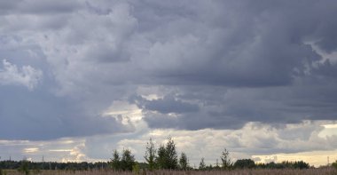 Bulutlar tarlanın üzerinde