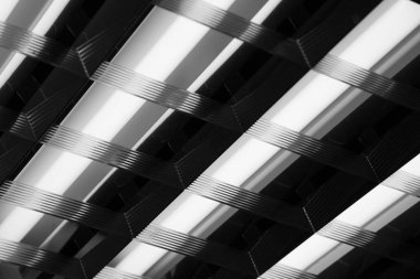 Floresan lambalar münavebe satırlarının gri geometriyle düz beyaz