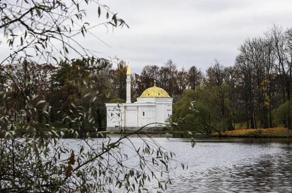 Seyahat, mimari, gezi, Rusya kavramı. Saint Petersburg, Rusya Federasyonu, karmaşık Türk Hamamı Tsarskoye Selo, Puşkin, Ekim, 25, 2017. Sonbahar Park Rusya'da. Sonbahar Park walk. 