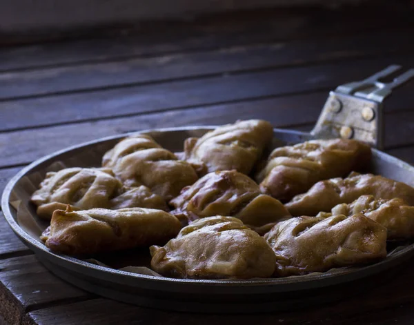 Tavada lezzetli küçük börek