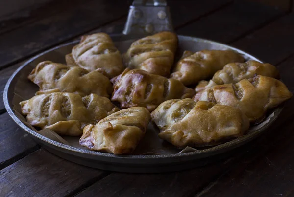 Tavada lezzetli küçük börek