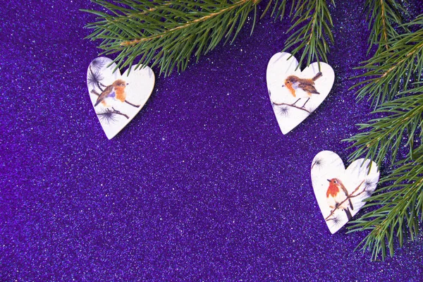 Tatil, kış ve kutlama kavramı. Beyaz kupa ve kuşlar ile Noel ve yeni yıl kartı üzerinde boyamış. Bir parlak mor arka plan ve köknar dallarda üst.